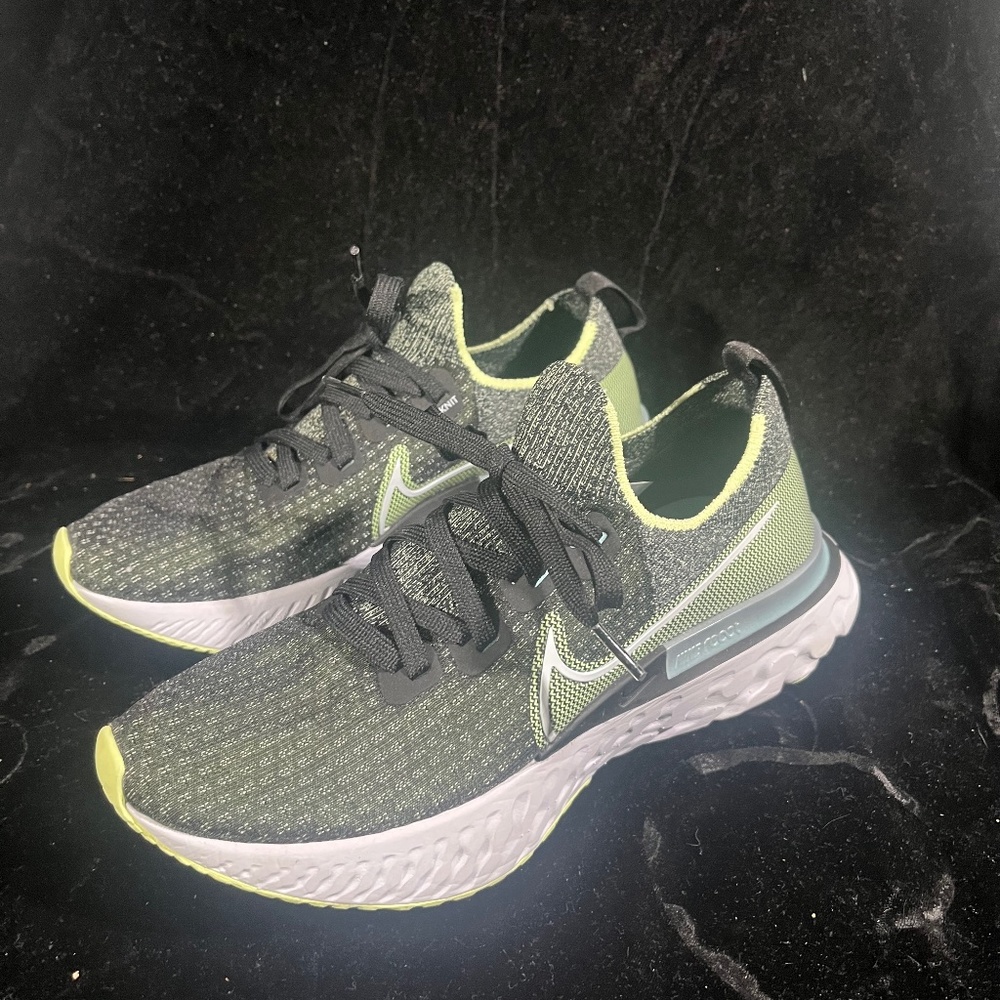 Women's Nike React Infinity Run Flyknit Shoes Size 7.5